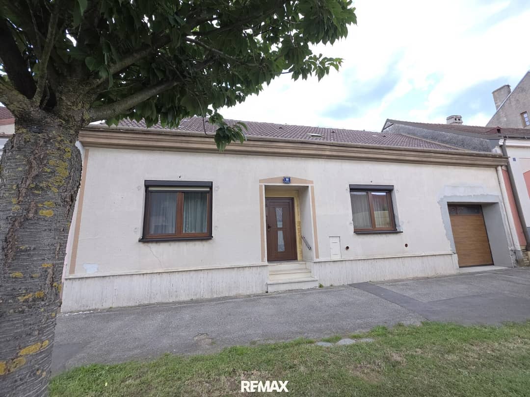 Sanierungsbedürftiges Einfamilienhaus mit Garten und Terrasse