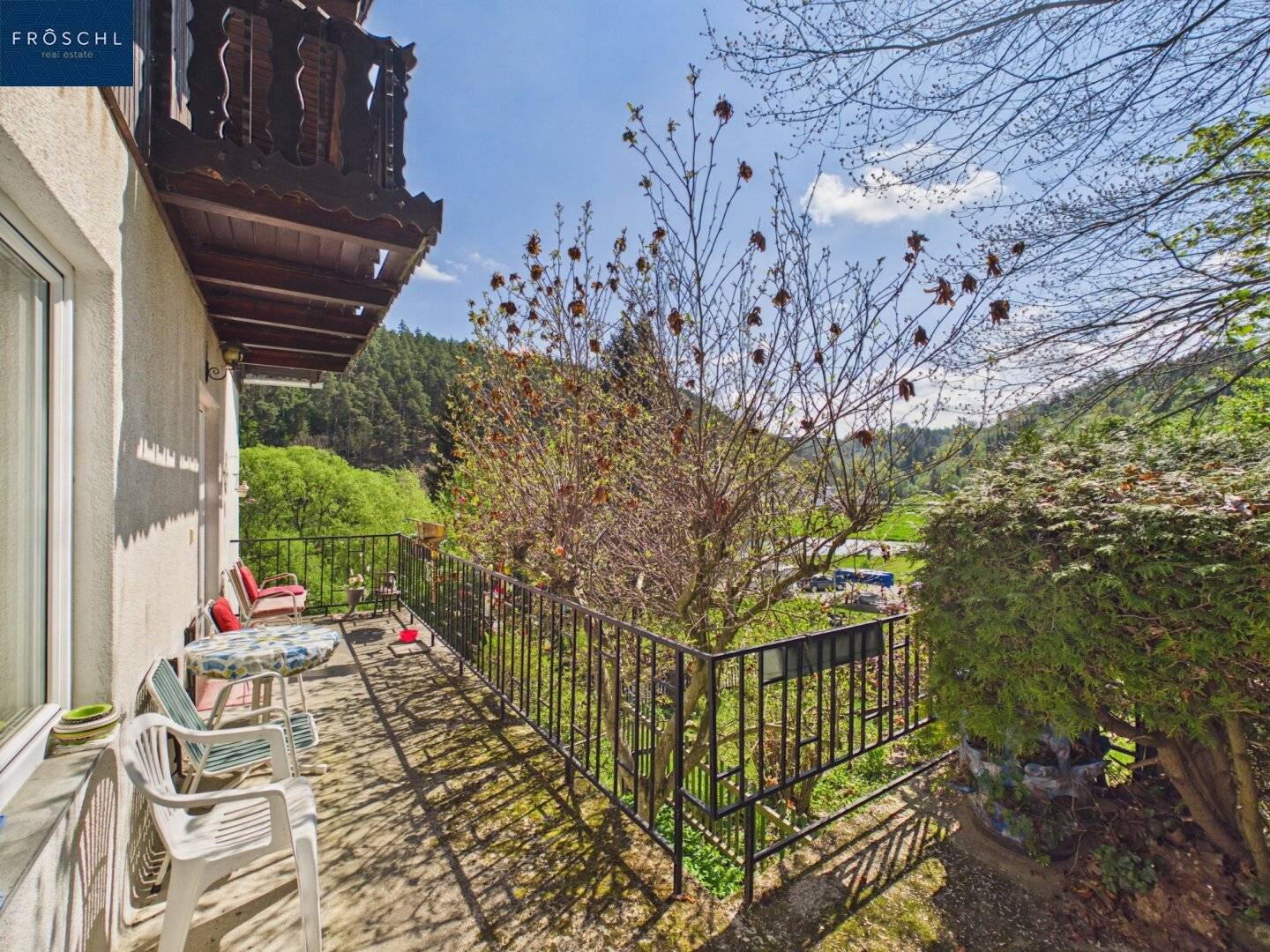 Einfamilienhaus mit Balkon und Fernblick zur Ruine