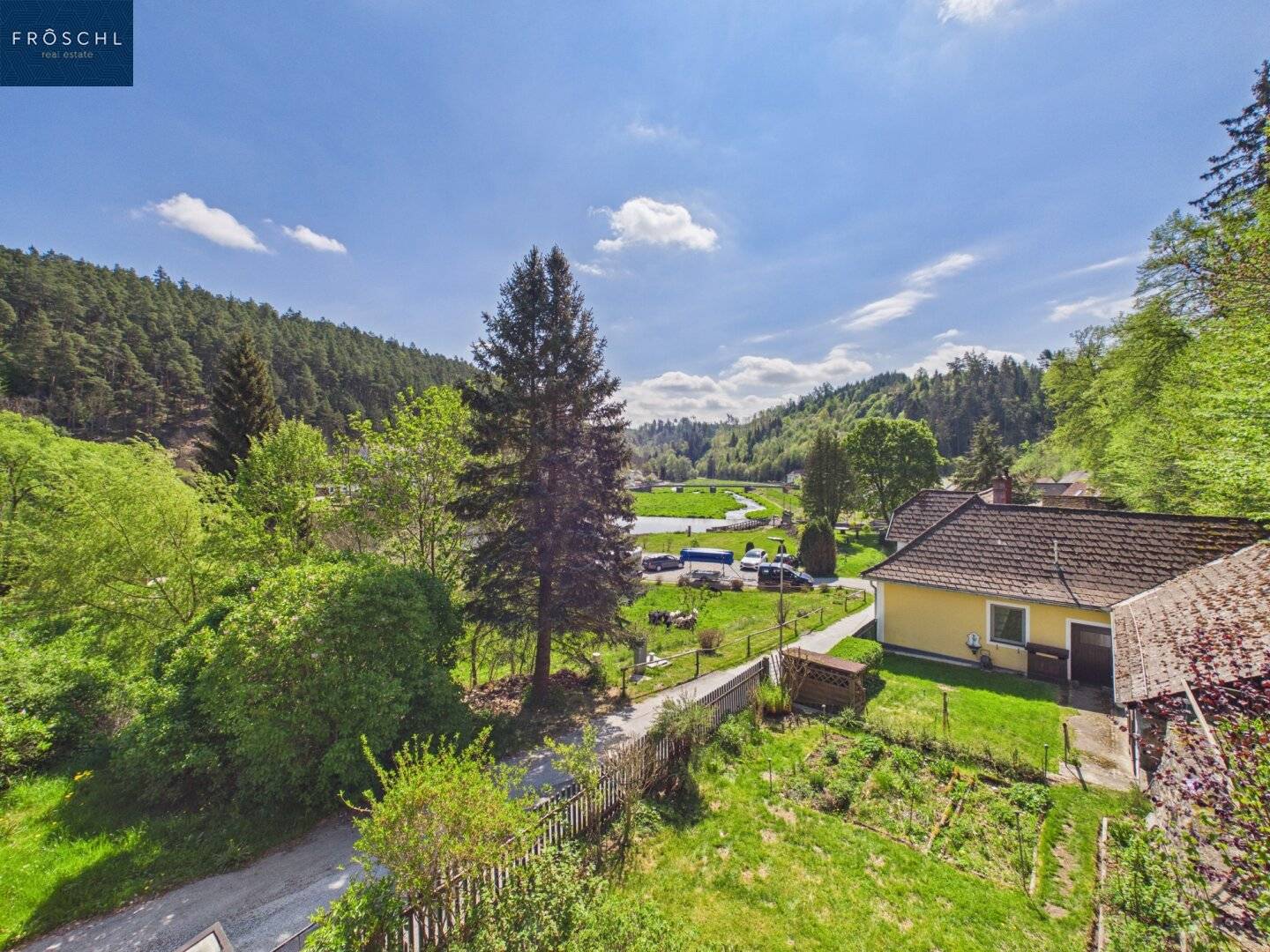 Einfamilienhaus mit Balkon und Fernblick zur Ruine