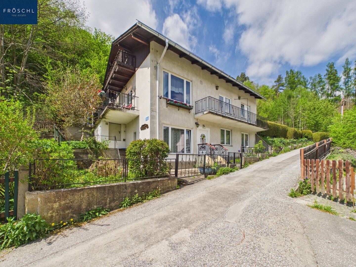 Einfamilienhaus mit Balkon und Fernblick zur Ruine