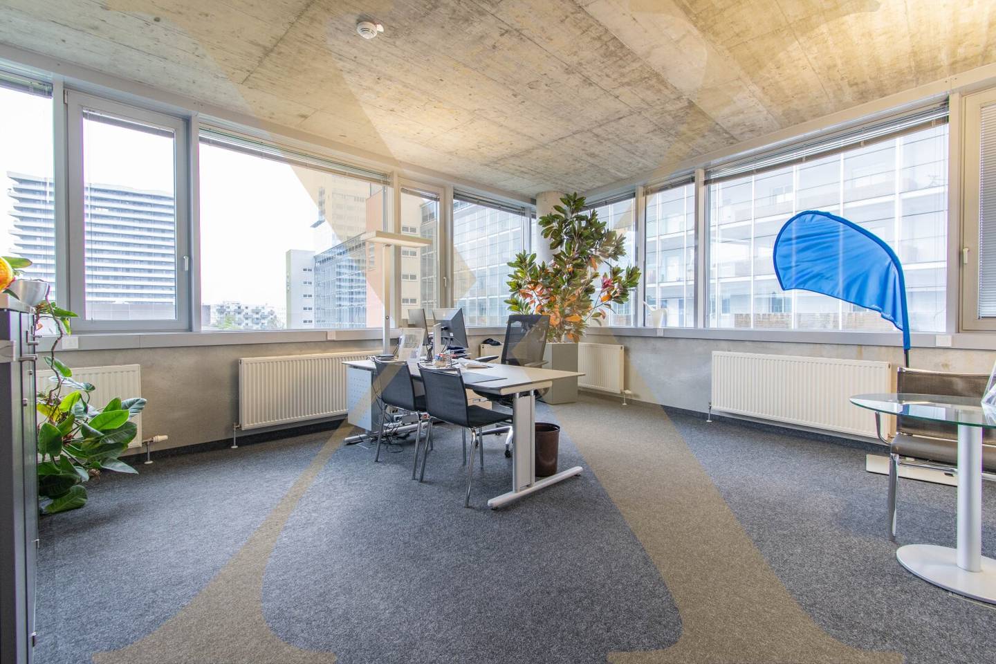 Ideally located office space (optional with storage) in Lenaupark, Linz for rent