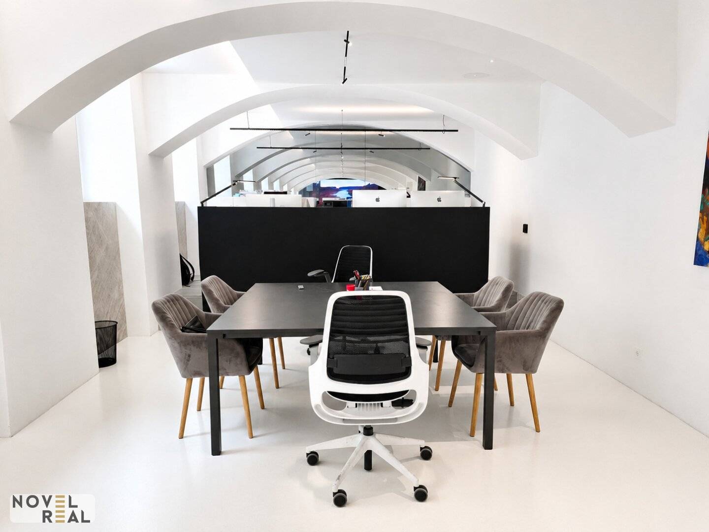Smart Loft Büro mit LED-Wand und Designküche in Mariahilf