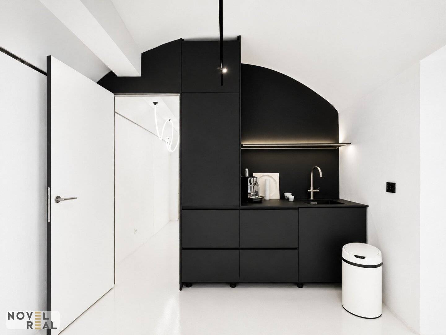 Smart Loft Büro mit LED-Wand und Designküche in Mariahilf