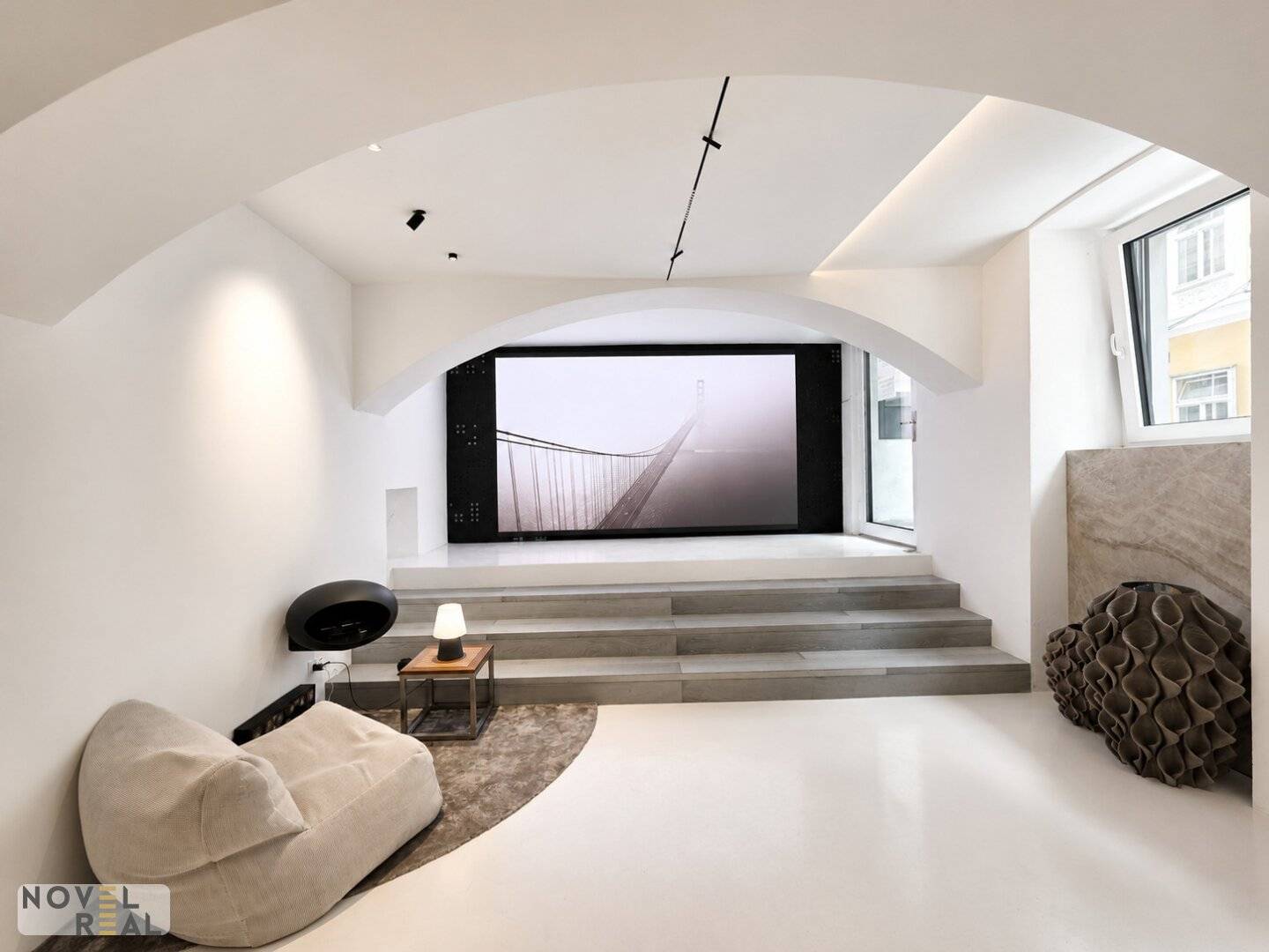 Smart Loft Büro mit LED-Wand und Designküche in Mariahilf