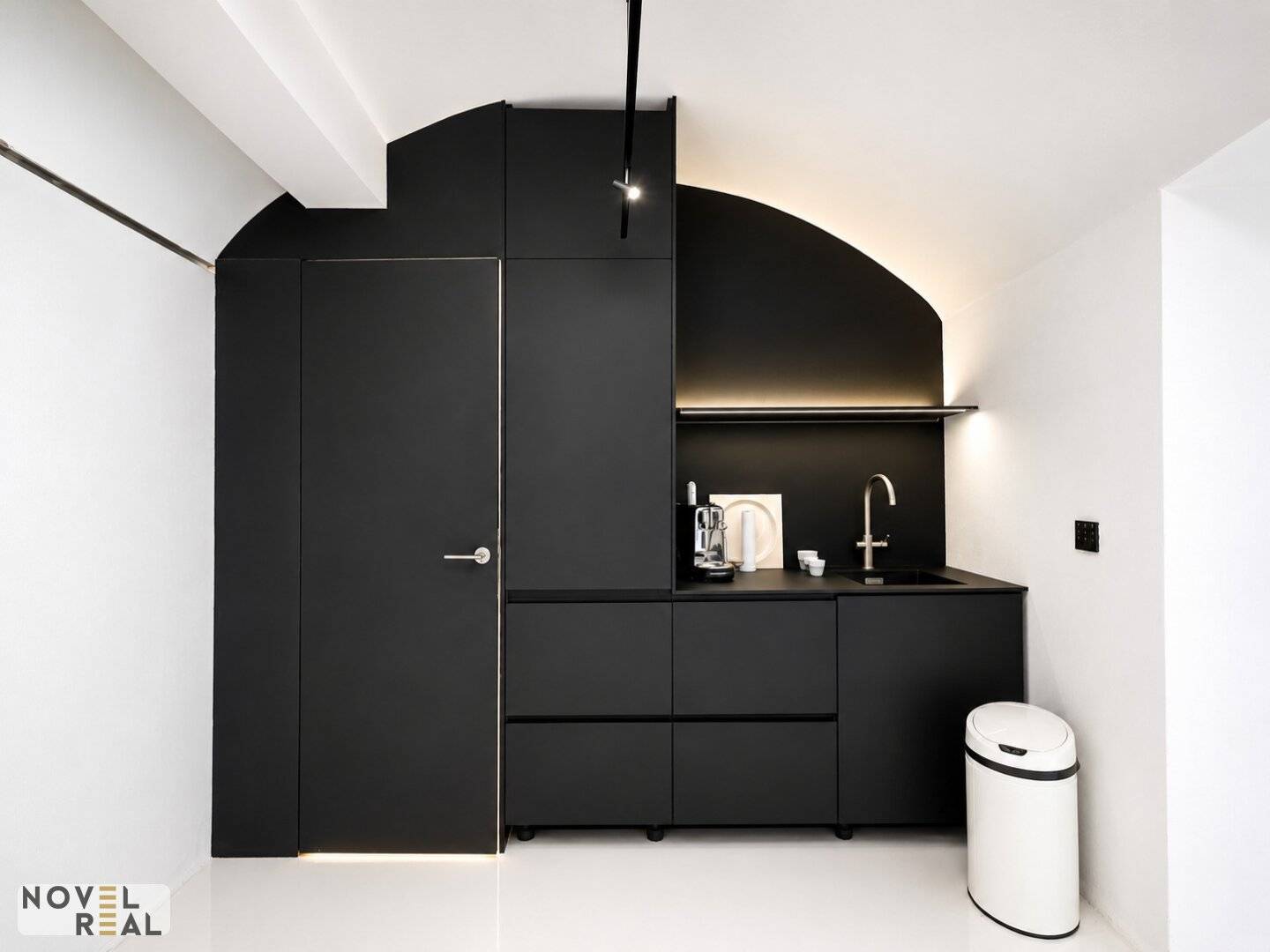 Smart Loft Büro mit LED-Wand und Designküche in Mariahilf