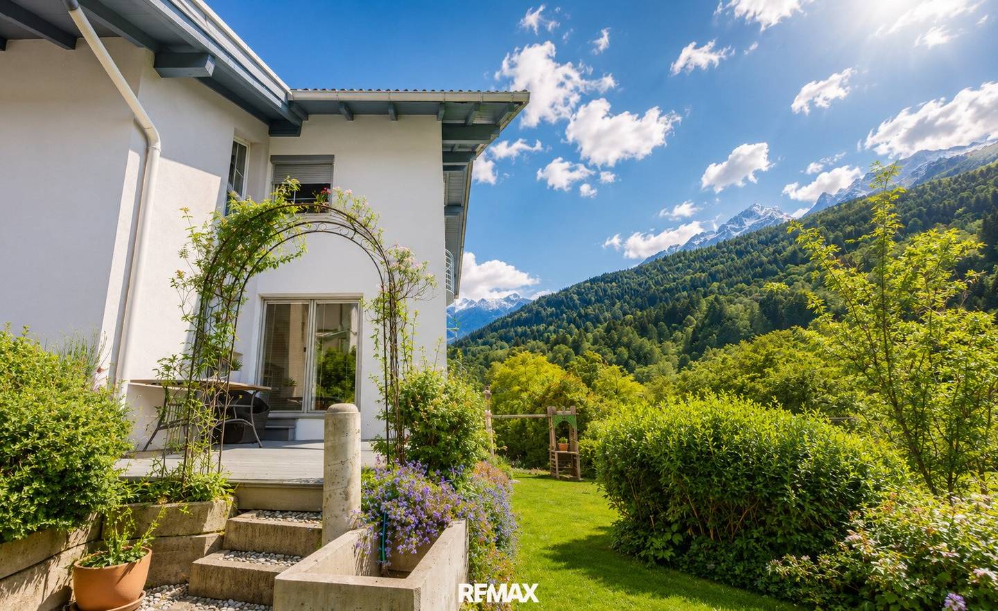 Einfamilienhaus mit Garten und Garage in sonniger Aussichtslage