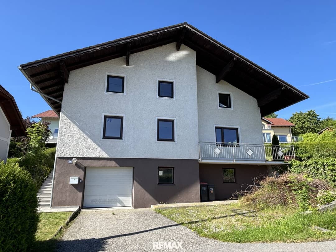 Modernized two-family house with garage and garden in quiet location