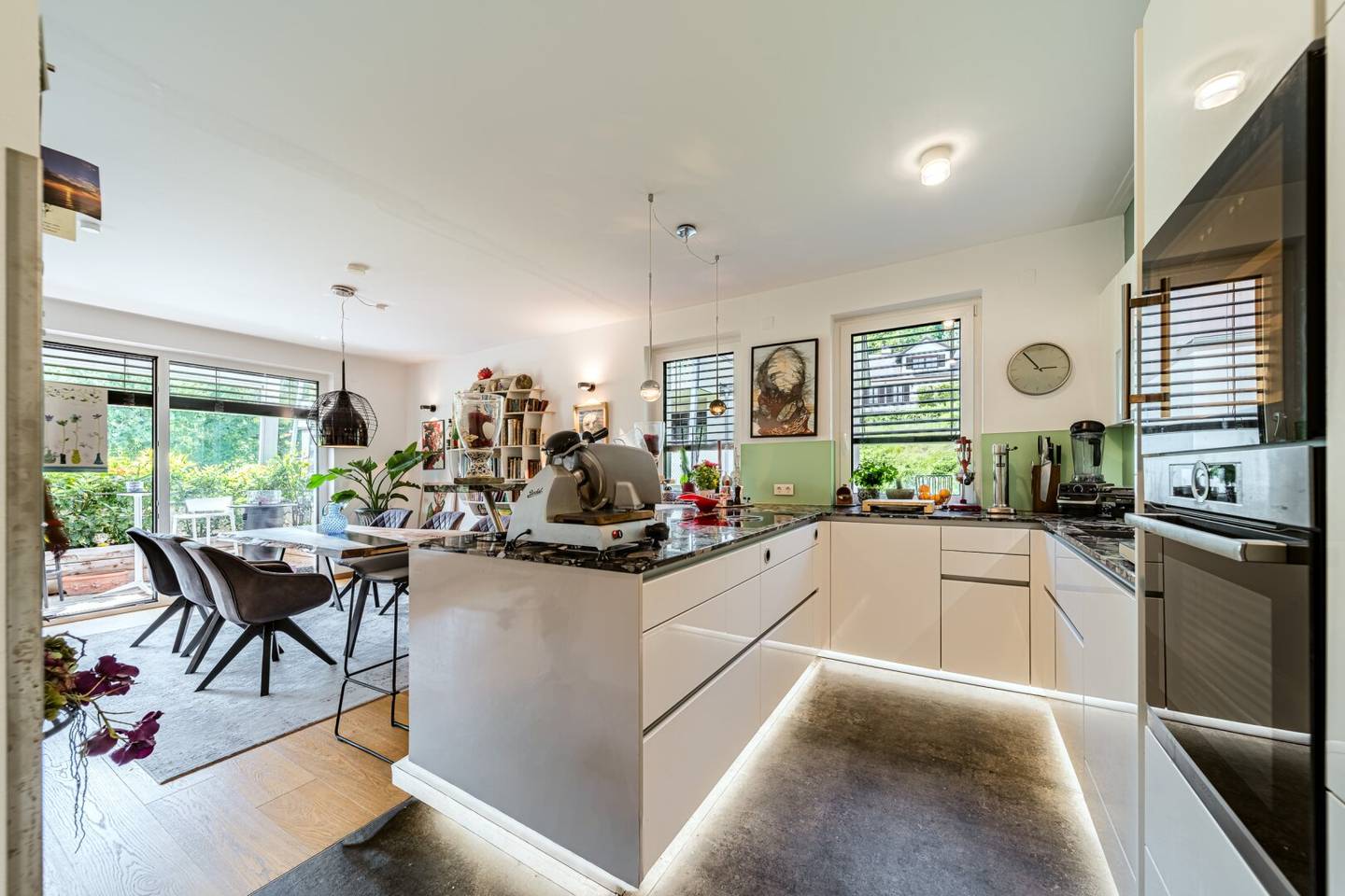 Helle Wohnung mit Balkon und Carport in Weidling
