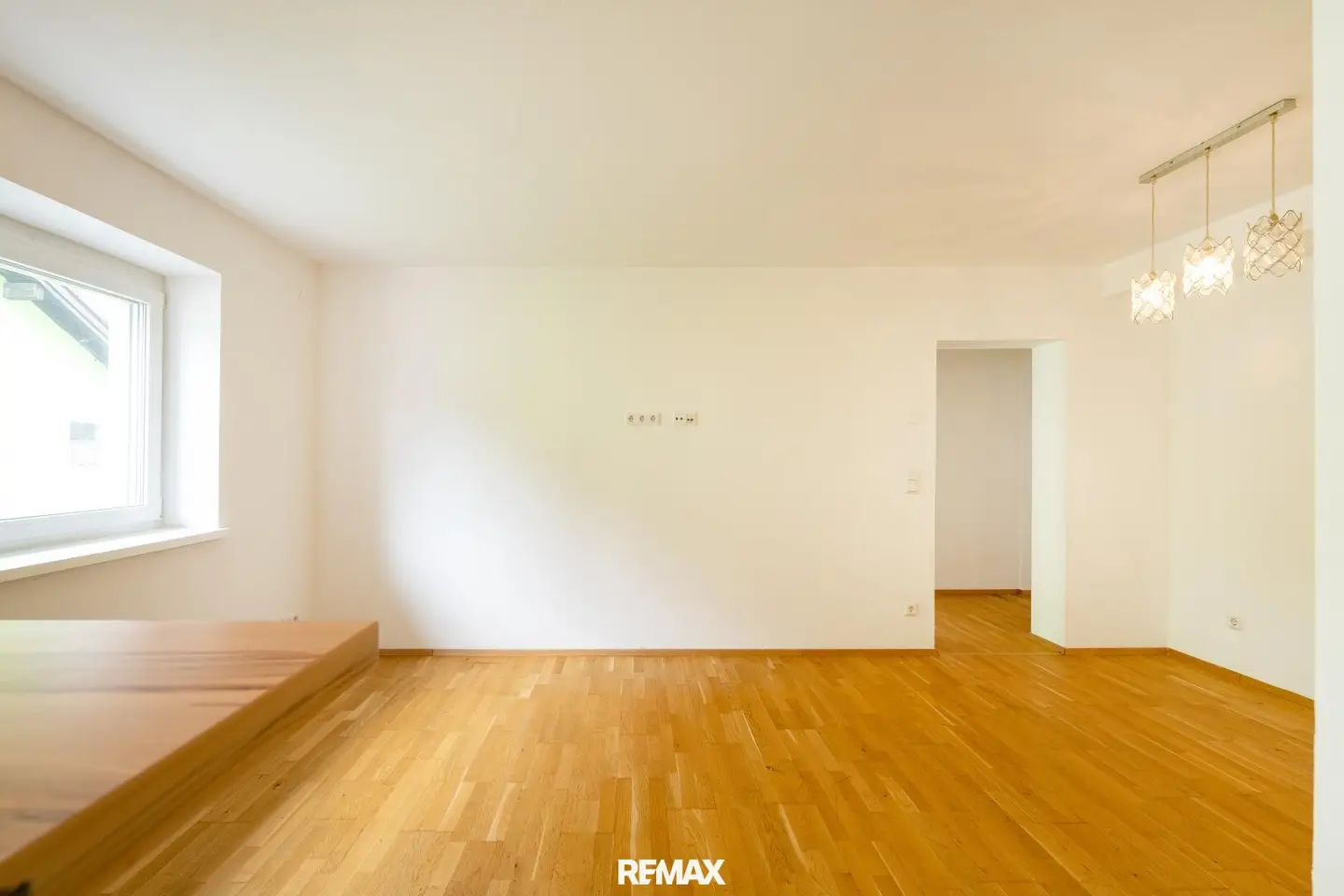 Family apartment with parquet and two parking spaces in central location