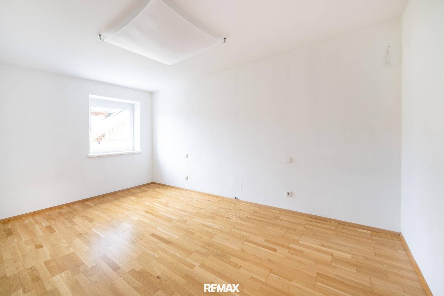 Familienwohnung mit Parkett und zwei Parkplätzen in zentraler Lage