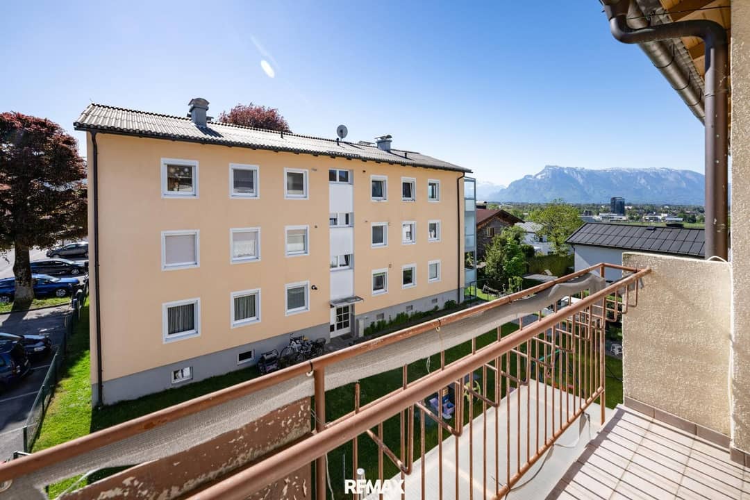 Apartment in need of renovation with balcony and mountain view