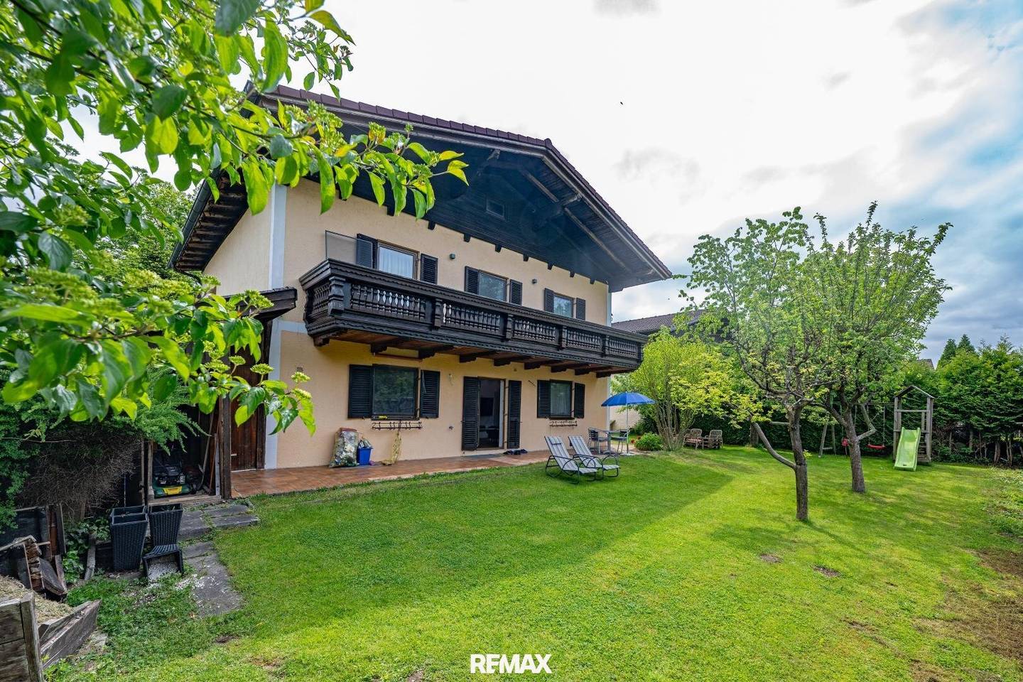 Einfamilienhaus mit Garten und Balkon in sonniger Lage