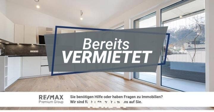 Erstbezug zur Miete in Abtenau: 3 Zimmer-Wohnung mit großem Balkon im Zentrum<br />Im Zentrum von Abtenau, in einem im Jahr 2020 errichteten Wohngebäude, befindet sich diese großzügige 3-Zimmer-Mietwohnung mit einer Fläche von ca. 65,05 Quadratmetern. Sie liegt im zweiten Obergeschoss eines 8-Parteien-Wohnhauses und wurde noch nie bewohnt, sodass sie auf ihre ersten, umsichtigen Mieter wartet.<br /><br />Die Wohnung ist optimal aufgeteilt und umfasst ein Wohn- und Esszimmer mit offener Küche, ein Schlafzimmer, ein Kinderzimmer oder Büro, ein Badezimmer mit barrierefreier Dusche und Waschmaschinenanschluss, eine separate Toilette sowie einen Abstellraum. Ein besonderes Merkmal ist der ca. 36 Quadratmeter große Balkon. Dieser ist überdacht, nach Nord-/West ausgerichtet und verläuft in L-Form um die Wohnung.<br /><br />Für angenehme Wärme sorgt eine Fußbodenheizung, mit Fernwärme. Die Temperatur eines jeden Raumes lässt sich individuell mit Heizreglern einstellen. Alle Fenster und Balkontüren sind mit elektrisch bedienbaren Raffstores ausgestattet, die für eine flexible Licht- und Sichtregulierung sorgen.<br /><br />Zur Wohnung gehört ein separater Lagerraum direkt vor der Wohnungstür auf demselben Stockwerk, der ein herkömmliches Kellerabteil ersetzt. Dank des Aufzugs, der alle Stockwerke erreicht, ist ein bequemer Transport von Gegenständen gewährleistet. <br /><br />Zusätzlich zur Wohnung kann ein Tiefgaragenstellplatz angemietet werden, der mit einem monatlichen Aufpreis von € 65 verbunden ist. Neben dem Wohngebäude stehen 5 Besucherparkplätze zur Verfügung.<br /><br />Die Eigentümer legen Wert darauf, dass es sich um eine Nichtraucherwohnung handelt und keine Haustiere erlaubt sind.<br /><br />Sie sind neugierig geworden und wollen mehr erfahren? Prima. <br />Gerne senden wir Ihnen mehr Details zu diesem Objekt zu. Einfach Ihre Daten vollständig im Kontaktformular angeben, abschicken und schon erhalten Sie digital ein ausführliches Exposé in Ihrem Posteingang. Ihre Daten sind selbstverständlich vertraulich.<br />Um Verständnis ersuchen wir, dass wir schriftliche Anfragen bzw. Abstimmungen zum Besichtigungstermin nur mit vollständigem Namen, Adresse, E-Mail-Adresse und Telefonnummer bearbeiten können, da wir dem Eigentümer gegenüber dazu verpflichtet sind. Bitte nehmen Sie zur Besichtigung einen Lichtbildausweis mit. Selbstverständlich werden Ihre Daten vertraulich behandelt.<br />Wir weisen auf Ihre 14-tägige Rücktrittsfrist (nach § 11 FAAG) hin. Gerne werden wir vor Ablauf der 14-tägigen Rücktrittsfrist für Sie tätig, wenn Sie uns gesetzeskonform (FAAG) und ausdrücklich (am besten per E-Mail) auffordern. Wenn Kaufvertrag/Mietvertrag nicht zustande kommen, ist unsere Tätigkeit für Sie völlig kostenfrei.<br />Nur auf www.remax.at finden Sie neue RE/MAX Immobilien früher und vollständig - und mit der RE/MAX App sofort am Handy!<br />
<p>Der Immobilienmakler erklärt, dass er – entgegen dem in der Immobilienwirtschaft üblichen Geschäftsgebrauch des Doppelmaklers – einseitig nur für den Vermieter tätig ist.</p><br /><p><strong>Infrastruktur / Entfernungen</strong></p><p><strong>Gesundheit</strong><br />Arzt <8.750m<br />Krankenhaus <250m<br />Apotheke <250m<br /><br /><strong>Kinder & Schulen</strong><br />Schule <250m<br />Kindergarten <250m<br /><br /><strong>Nahversorgung</strong><br />Bäckerei <250m<br />Supermarkt <500m<br /><br /><strong>Sonstige</strong><br />Geldautomat <250m<br />Bank <250m<br />Post <250m<br />Polizei <250m<br /><br /><strong>Verkehr</strong><br />Bus <250m<br /><br /><sub>Angaben Entfernung Luftlinie / Quelle: OpenStreetMap</sub></p><br />