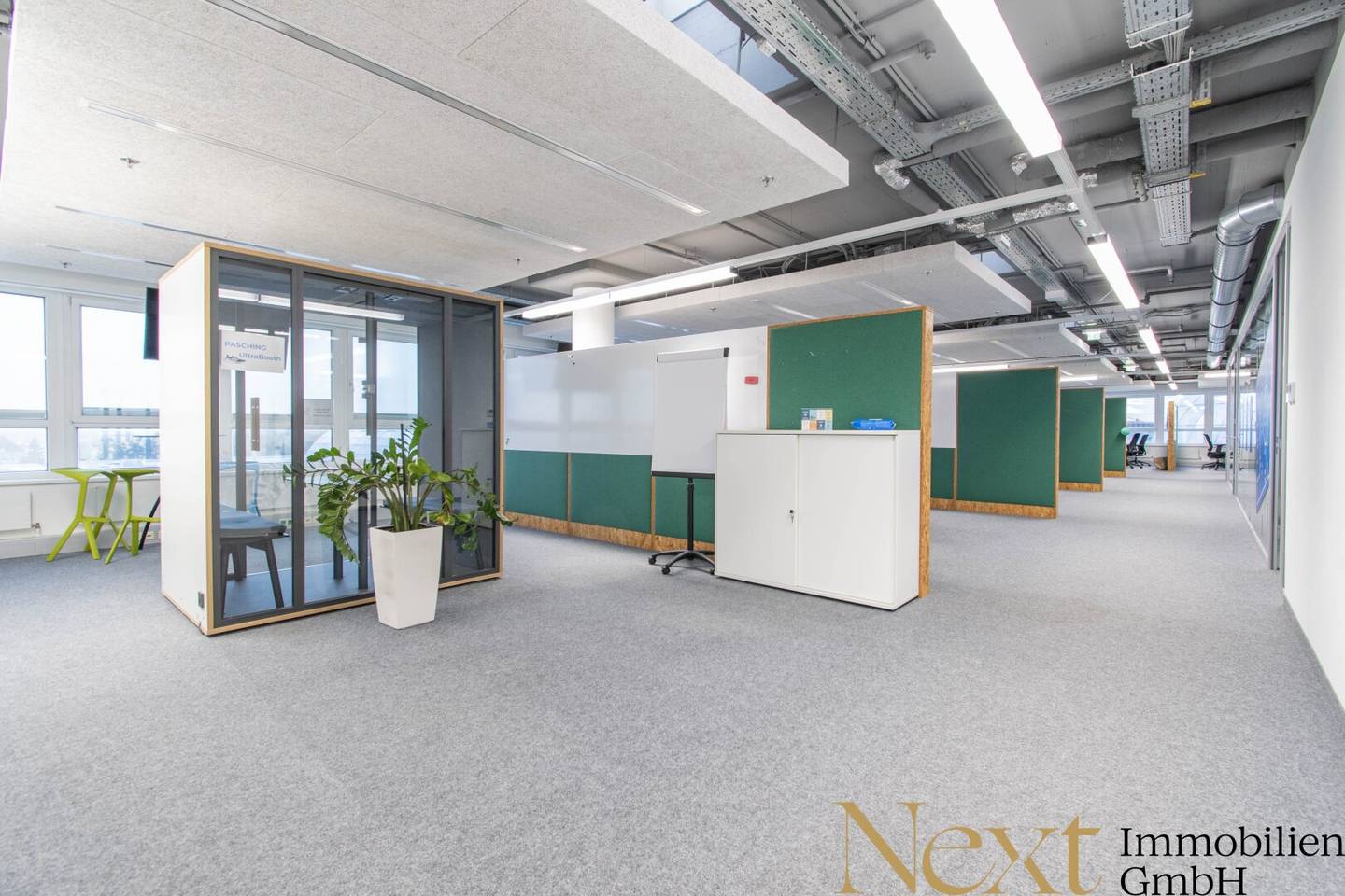 First-class office space with approximately 838 m² in Plus City in Pasching for rent Free parking