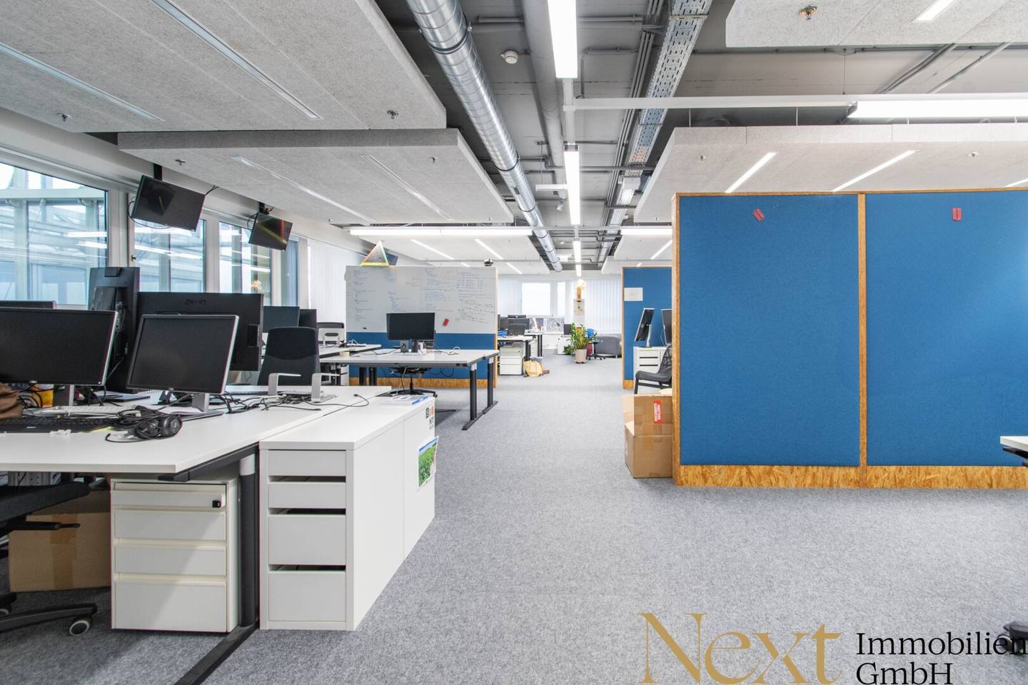 First-class office space with approximately 838 m² in Plus City in Pasching for rent Free parking