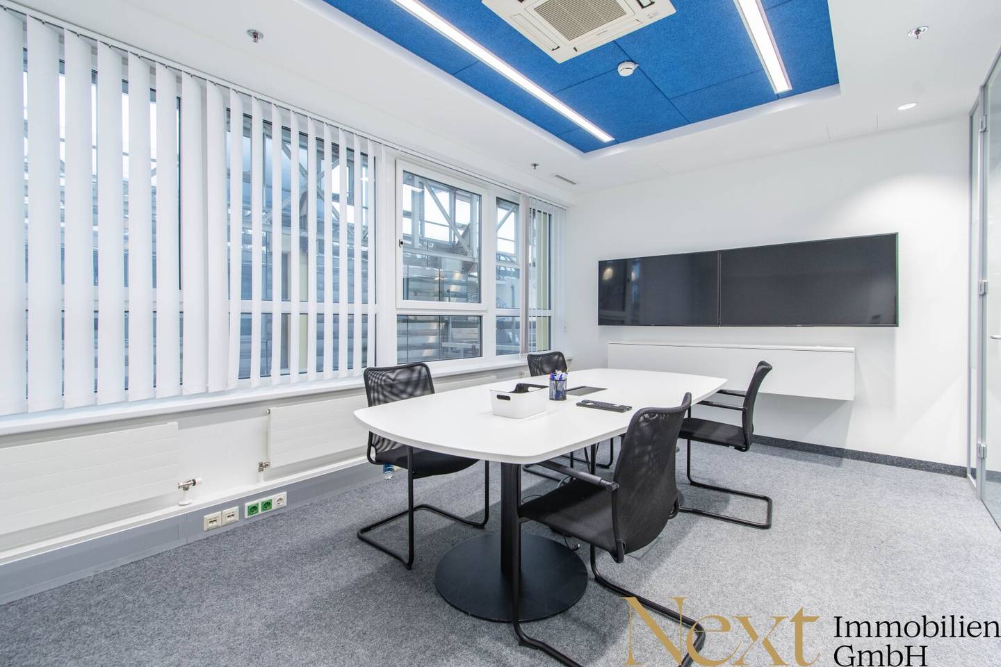 First-class office space with approximately 838 m² in Plus City in Pasching for rent Free parking