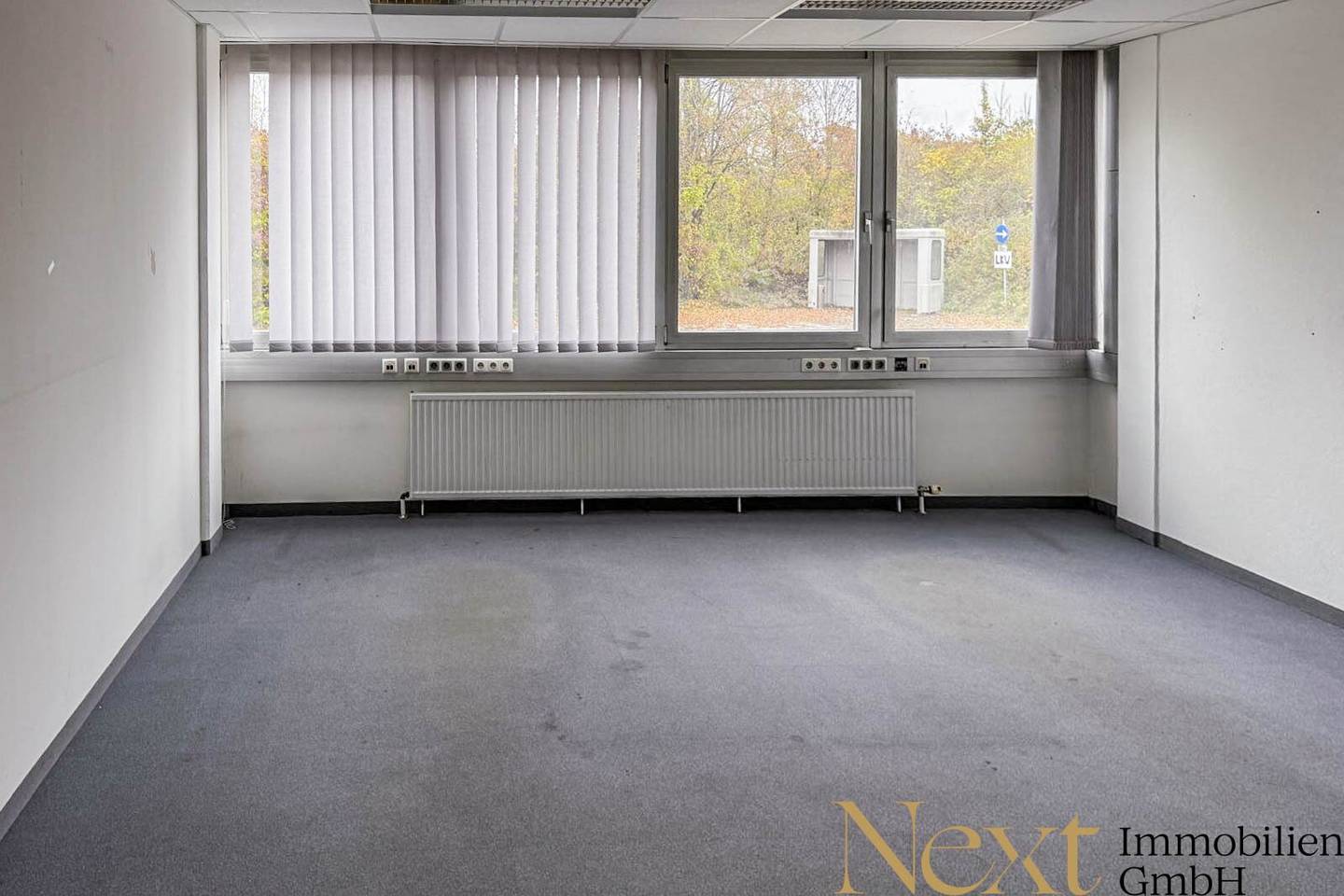 Top commercial property with warehouse/production and office spaces in Thalheim bei Wels for rent