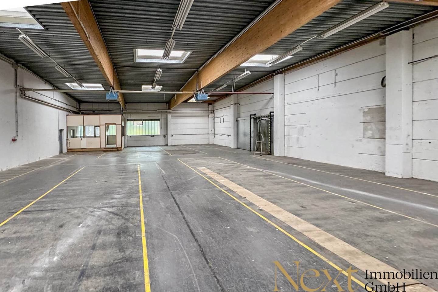 Top commercial property with warehouse/production and office spaces in Thalheim bei Wels for rent