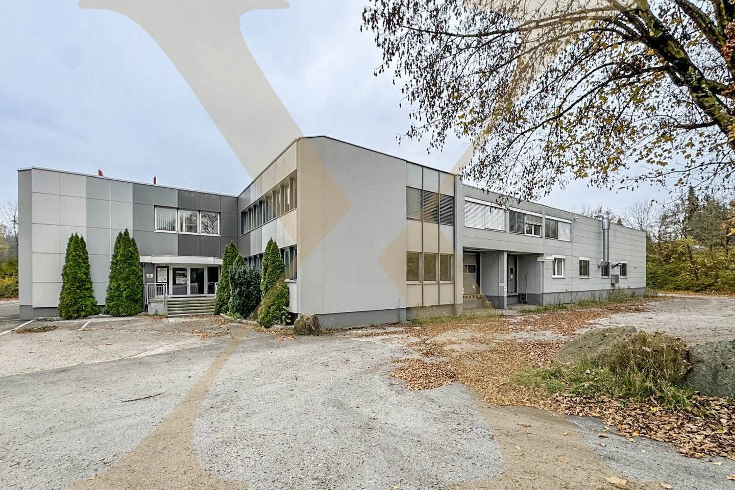 Top commercial property with warehouse/production and office spaces in Thalheim bei Wels for rent
