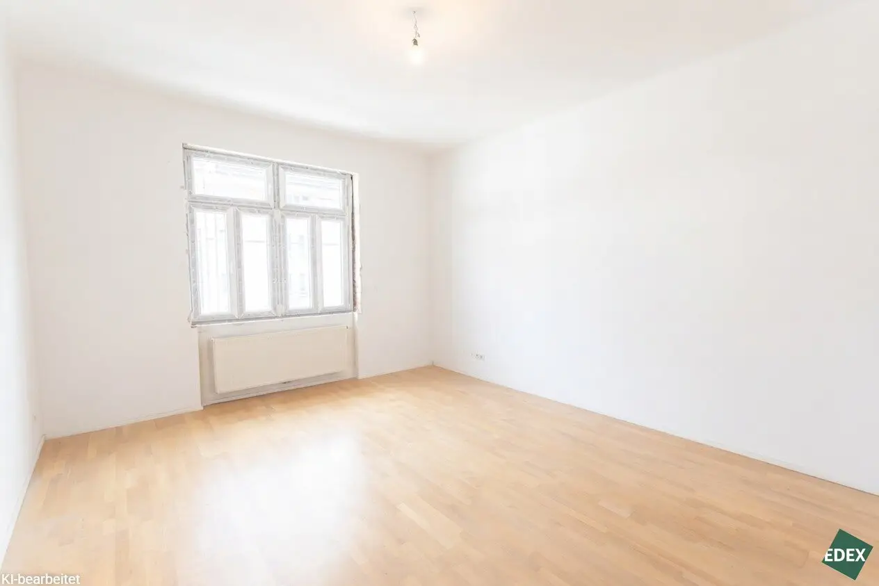Zwei Zimmer Wohnung mit separater Küche in Altbau