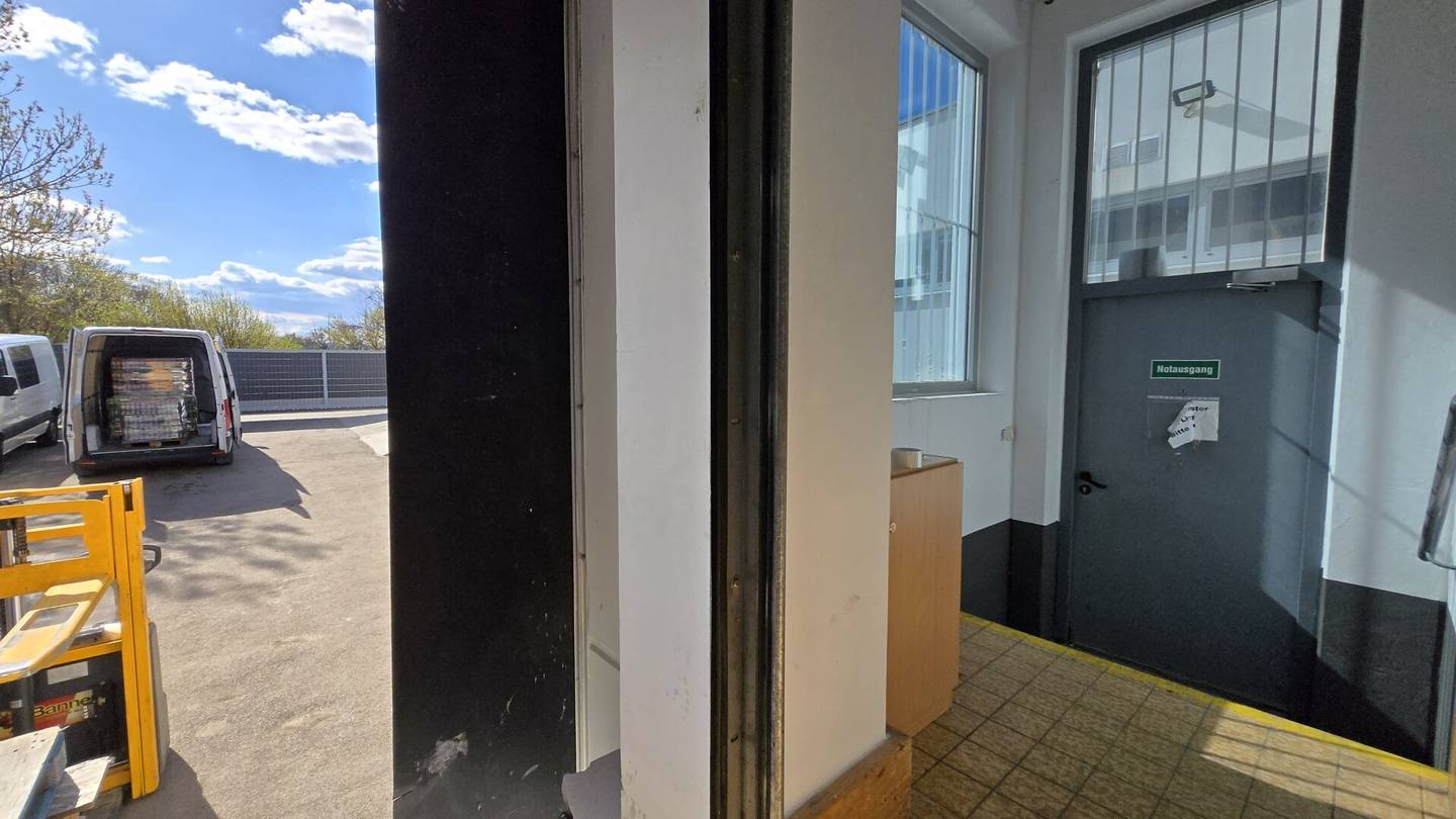Commercial space with truck access and roller door in Langenzersdorf