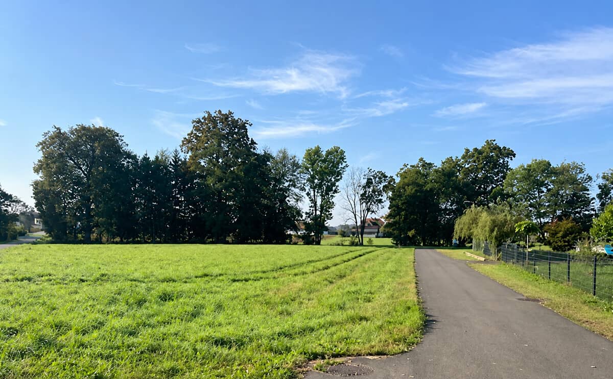 Baugrundstück mit Garten in ruhiger Naturlage nahe Weinstraße