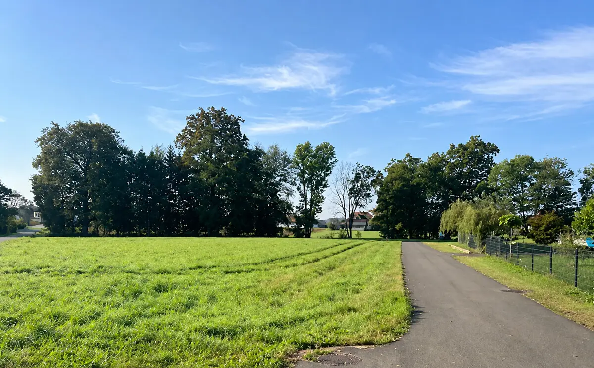 Baugrundstück mit Garten in ruhiger Naturlage nahe Weinstraße