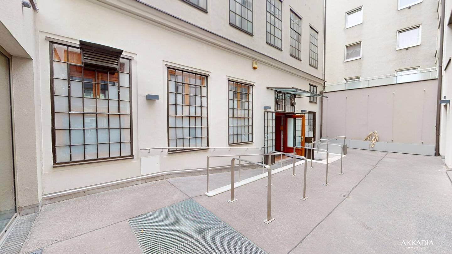 Rented courtyard house with three units in the Margareten scene district