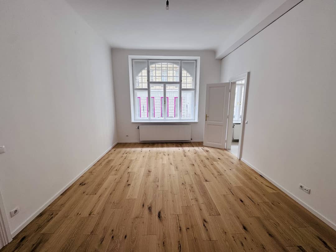 Well-kept period apartment with parquet and elevator in central location
