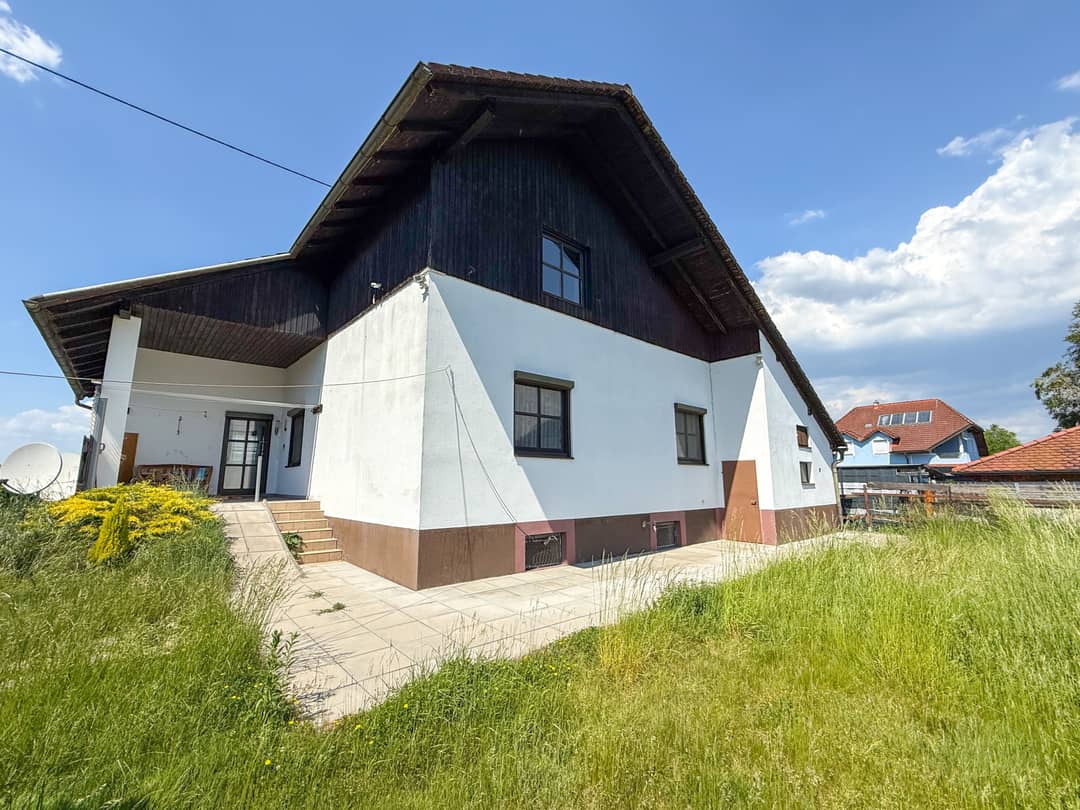 Single-family house with garage and cellar in green setting