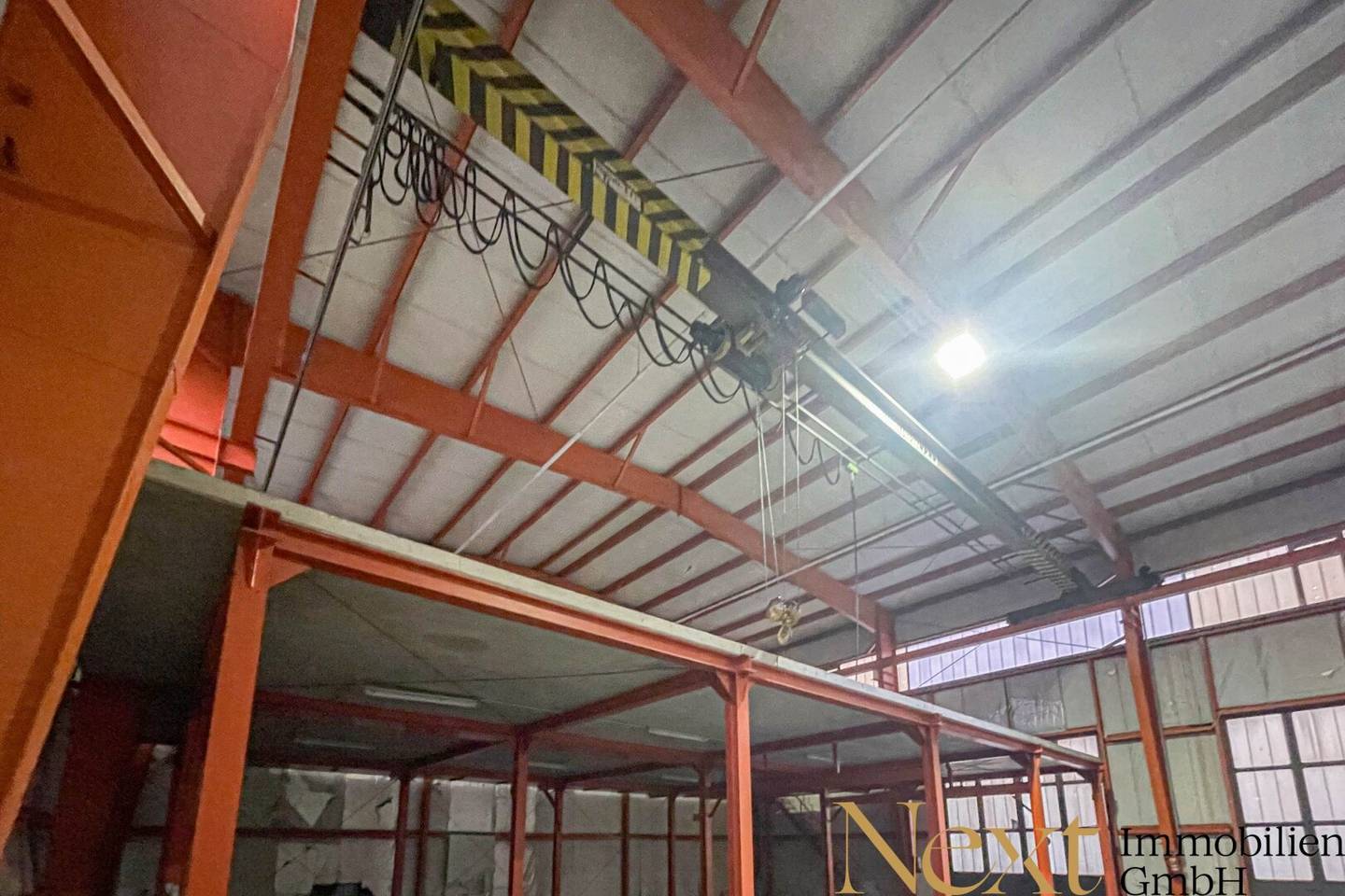 Storage and production hall with roll-up doors and an overhead crane in Schlatt near Lambach for rent