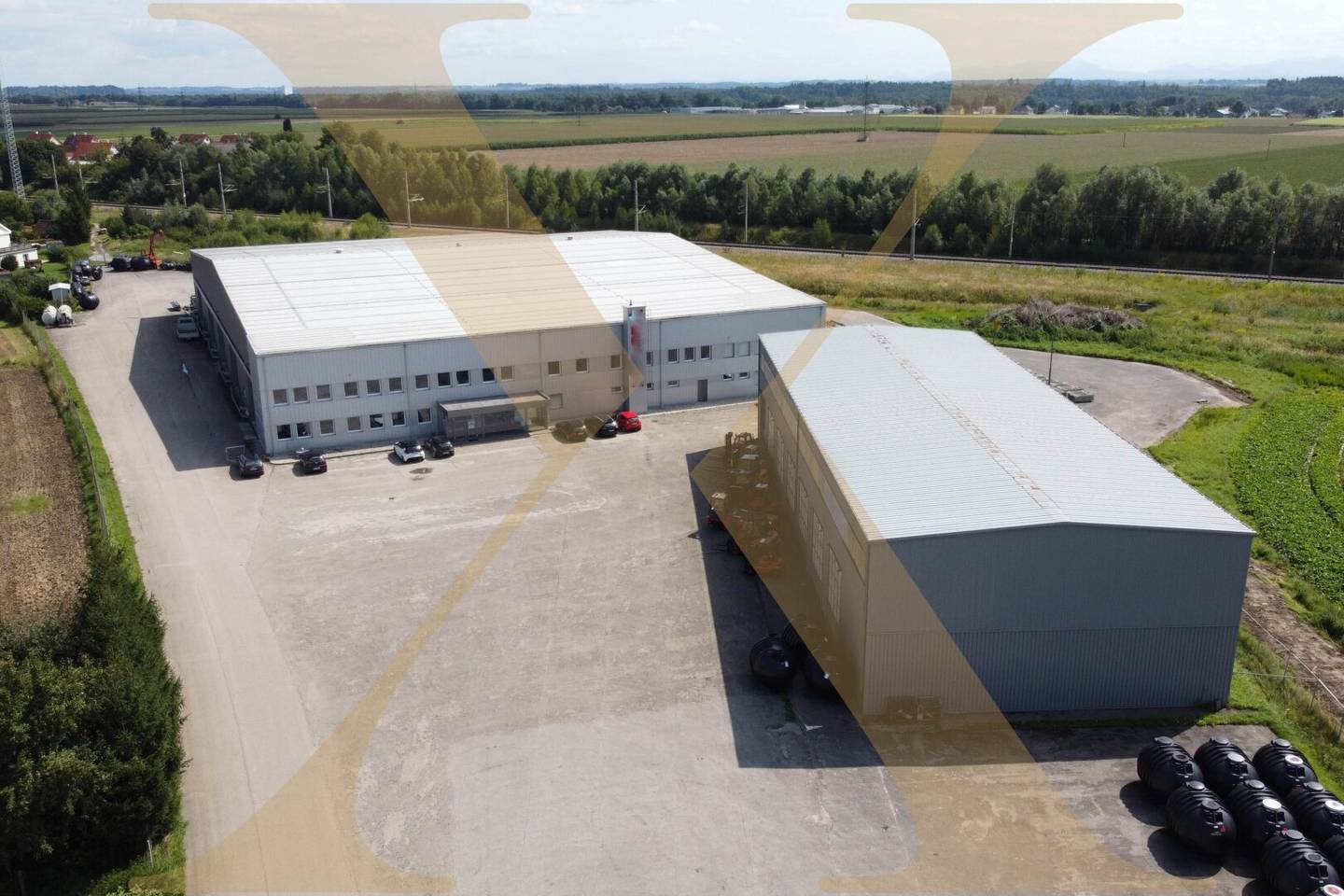 Storage and production hall with roll-up doors and an overhead crane in Schlatt near Lambach for rent