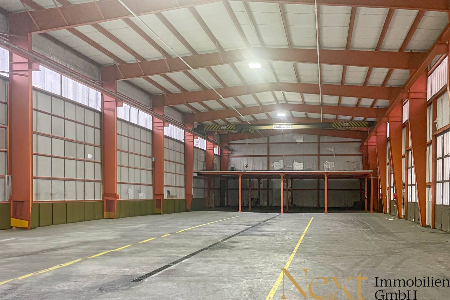 Storage and production hall with roll-up doors and an overhead crane in Schlatt near Lambach for rent