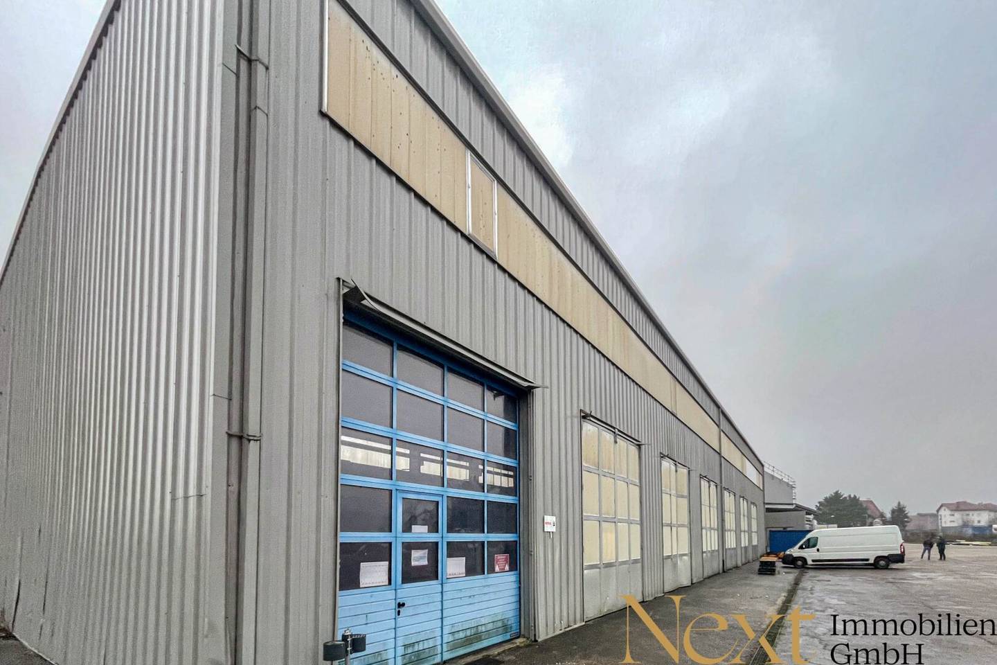 Storage and production hall with roll-up doors and an overhead crane in Schlatt near Lambach for rent