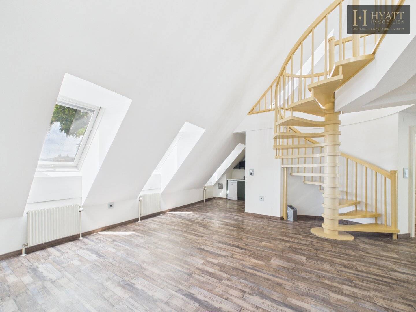Sanierte Maisonette Dachgeschosswohnung mit Galerie und genehmigtem Balkon