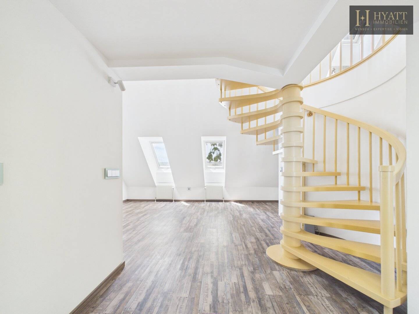 Sanierte Maisonette Dachgeschosswohnung mit Galerie und genehmigtem Balkon