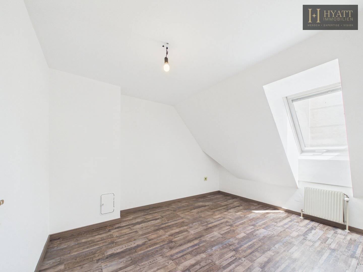 Sanierte Maisonette Dachgeschosswohnung mit Galerie und genehmigtem Balkon