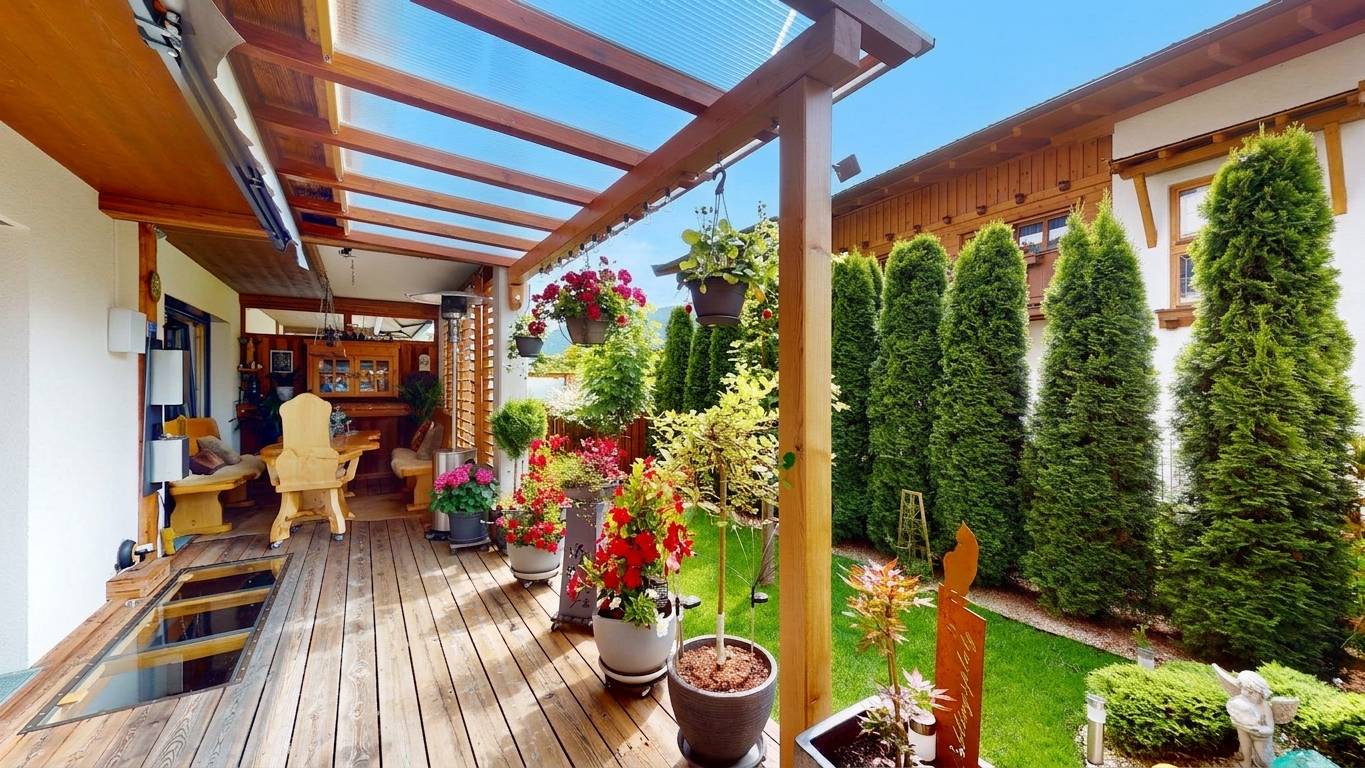 Erdgeschosswohnung mit großen Terrassen und Garten