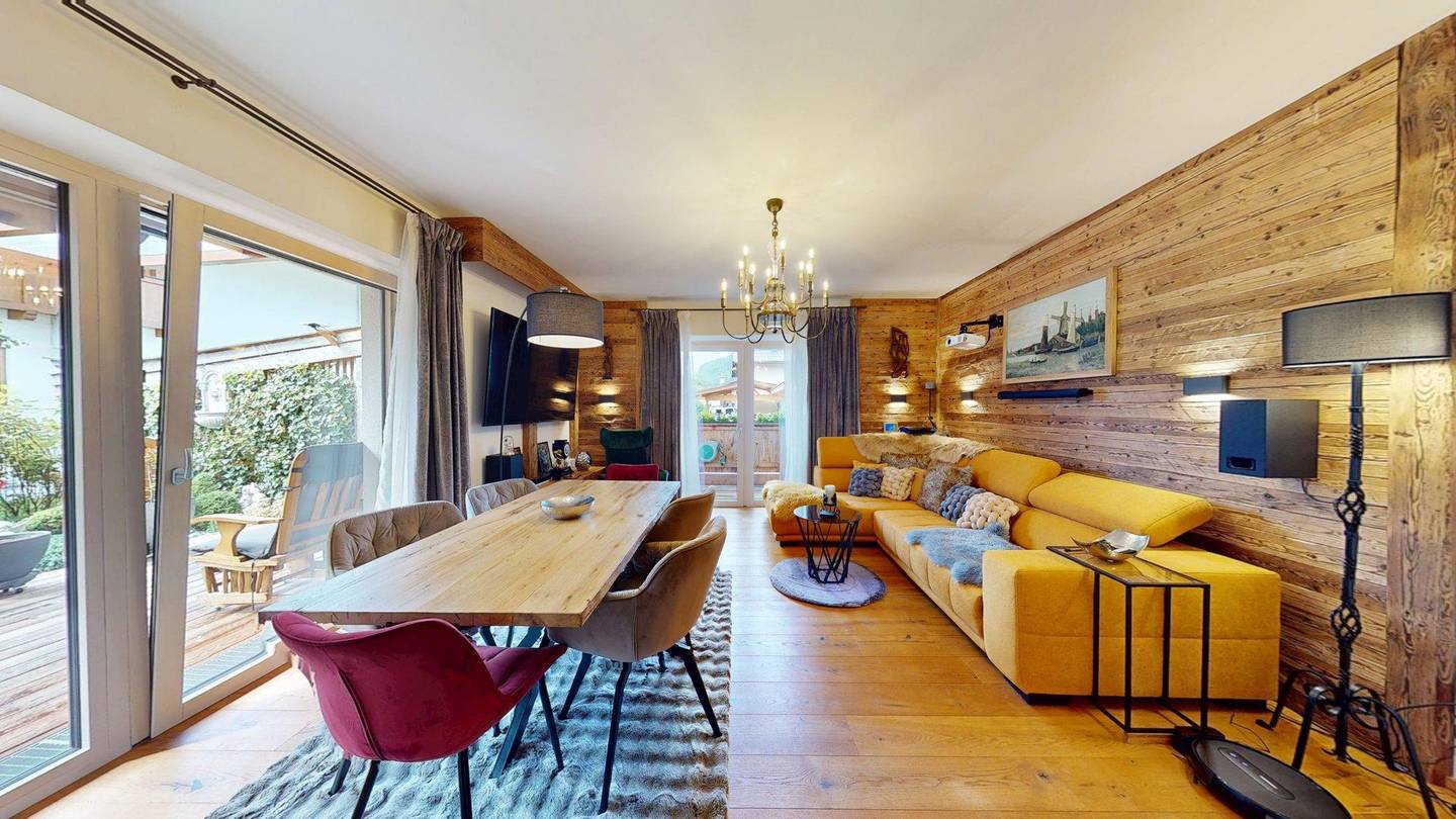 Erdgeschosswohnung mit großen Terrassen und Garten