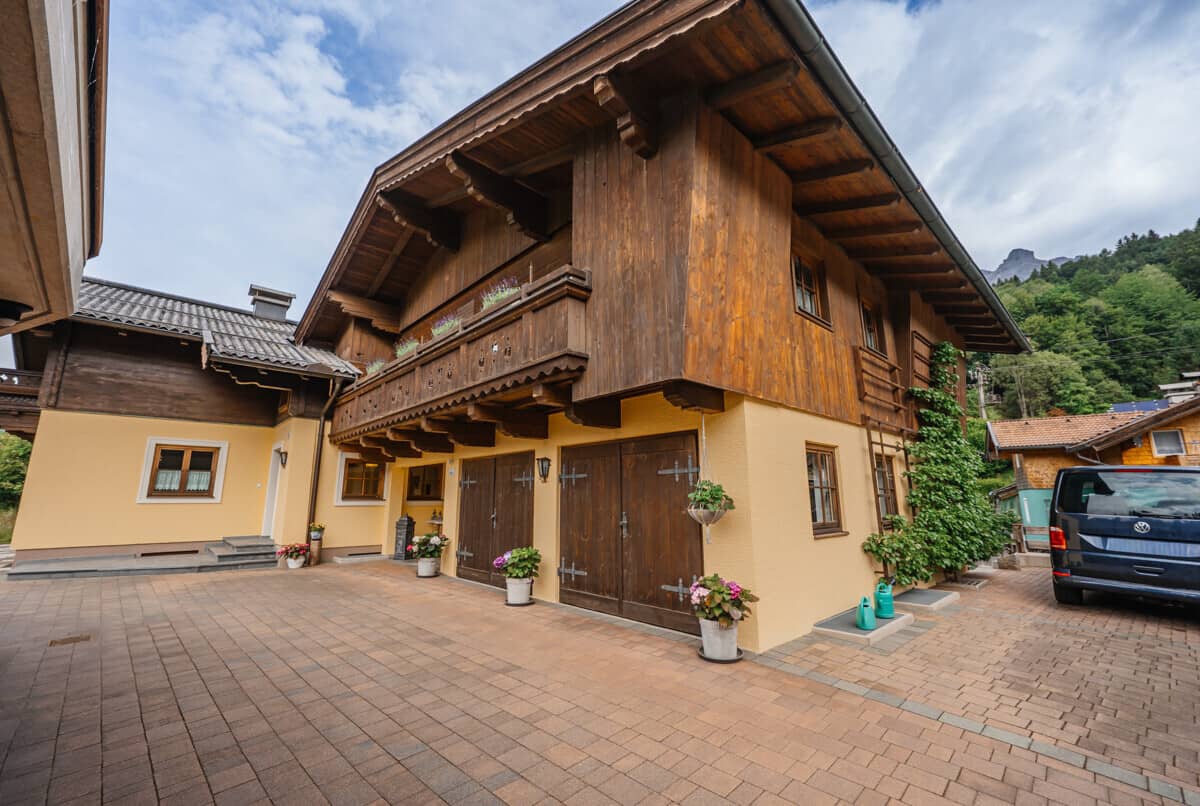 Zwei Häuser mit Bergblick und Doppelgarage in Leogang