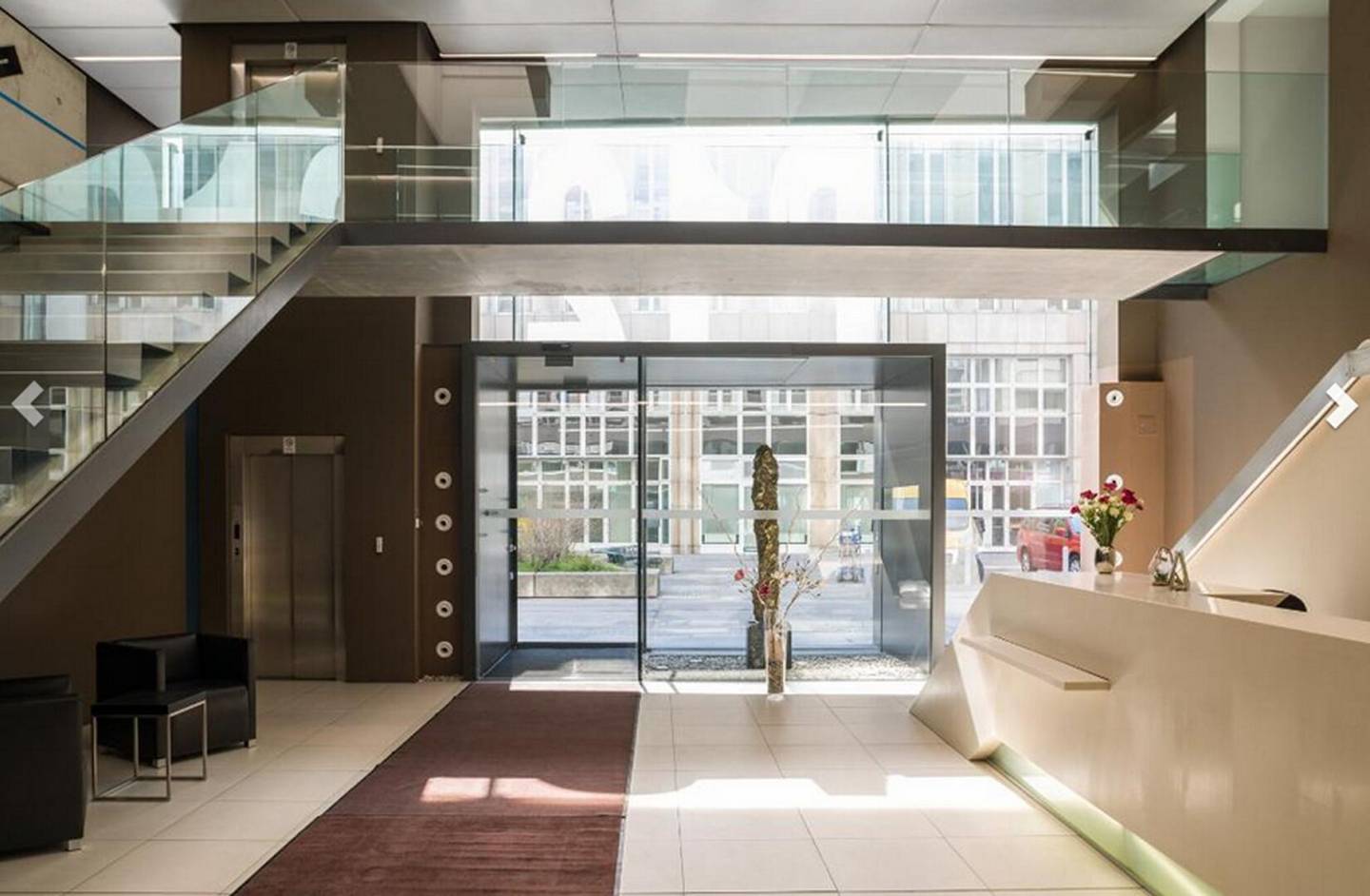Helles Büro mit Klimaanlage und Concierge Service