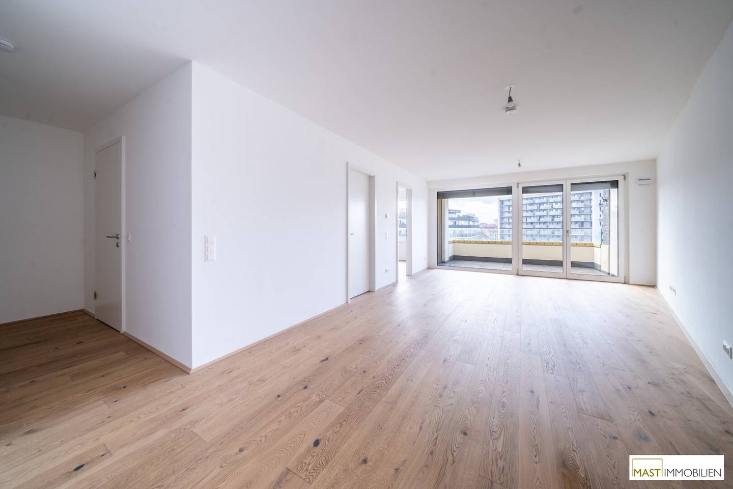 Immediately available Spacious 2-room apartment with 10 m² balcony