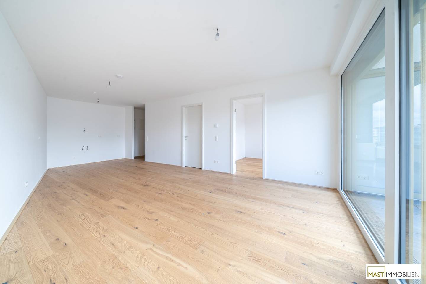 Immediately available Spacious 2-room apartment with 10 m² balcony
