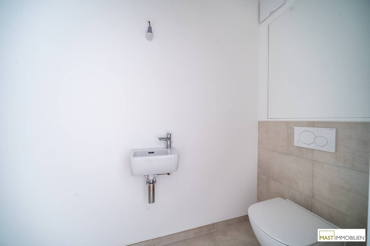 Immediately available Spacious 2-room apartment with 10 m² balcony