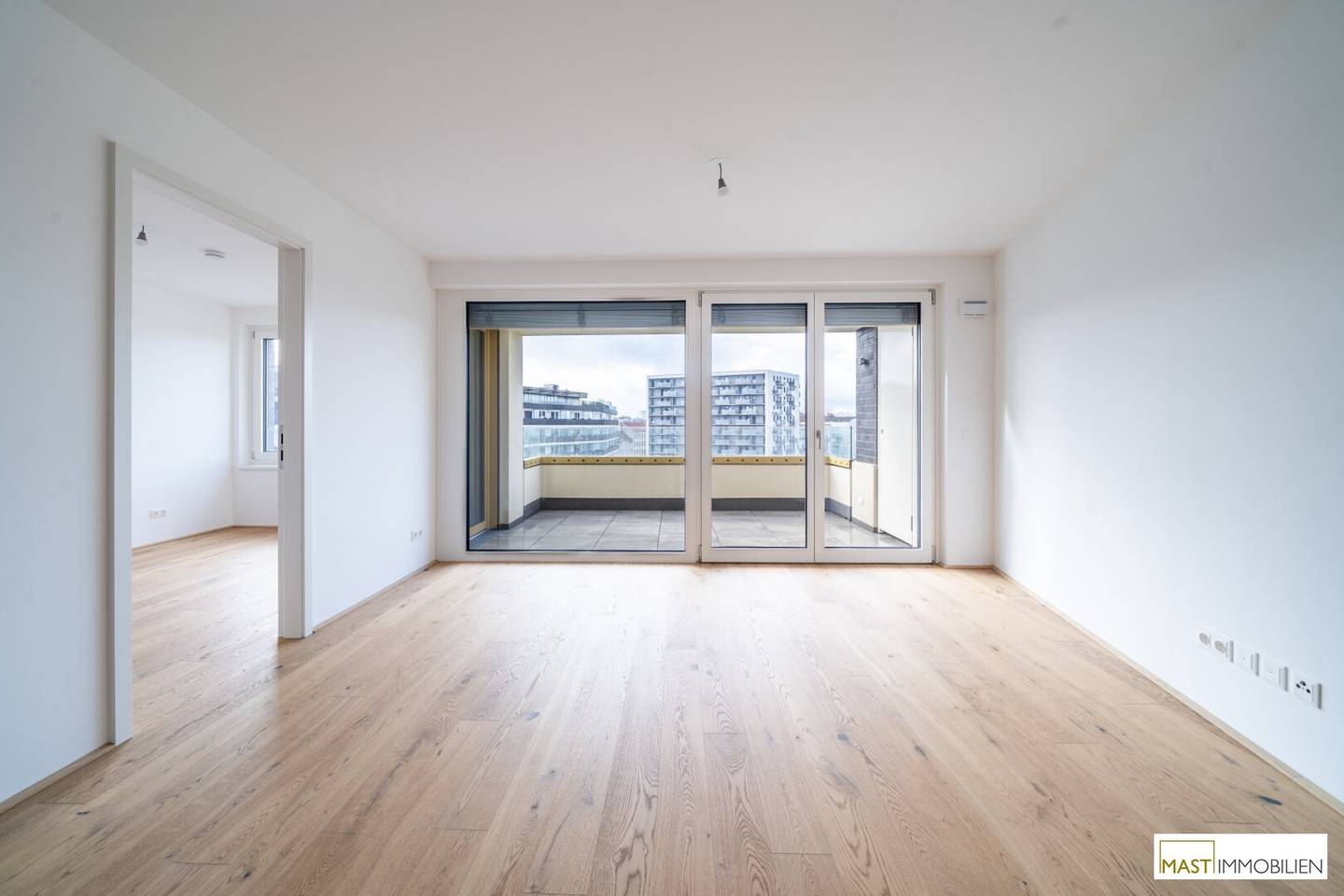 Immediately available Spacious 2-room apartment with 10 m² balcony