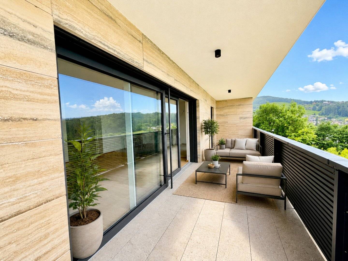 Helle Neubauwohnung mit Terrasse und Lift