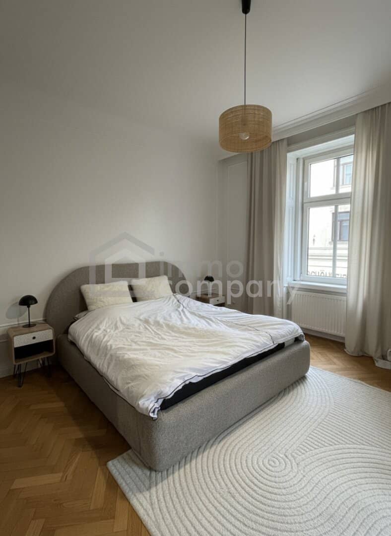 Renovated period apartment with herringbone parquet and fitted kitchen near Aumannplatz