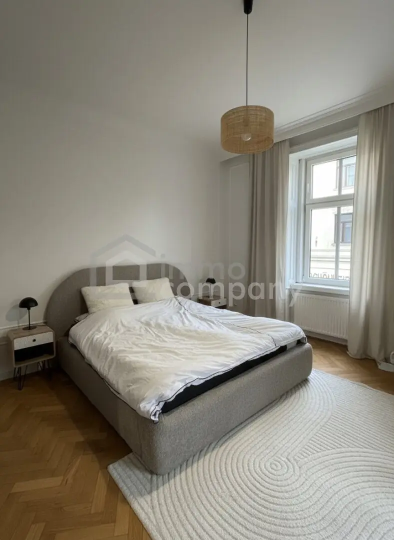 Renovated period apartment with herringbone parquet and fitted kitchen near Aumannplatz
