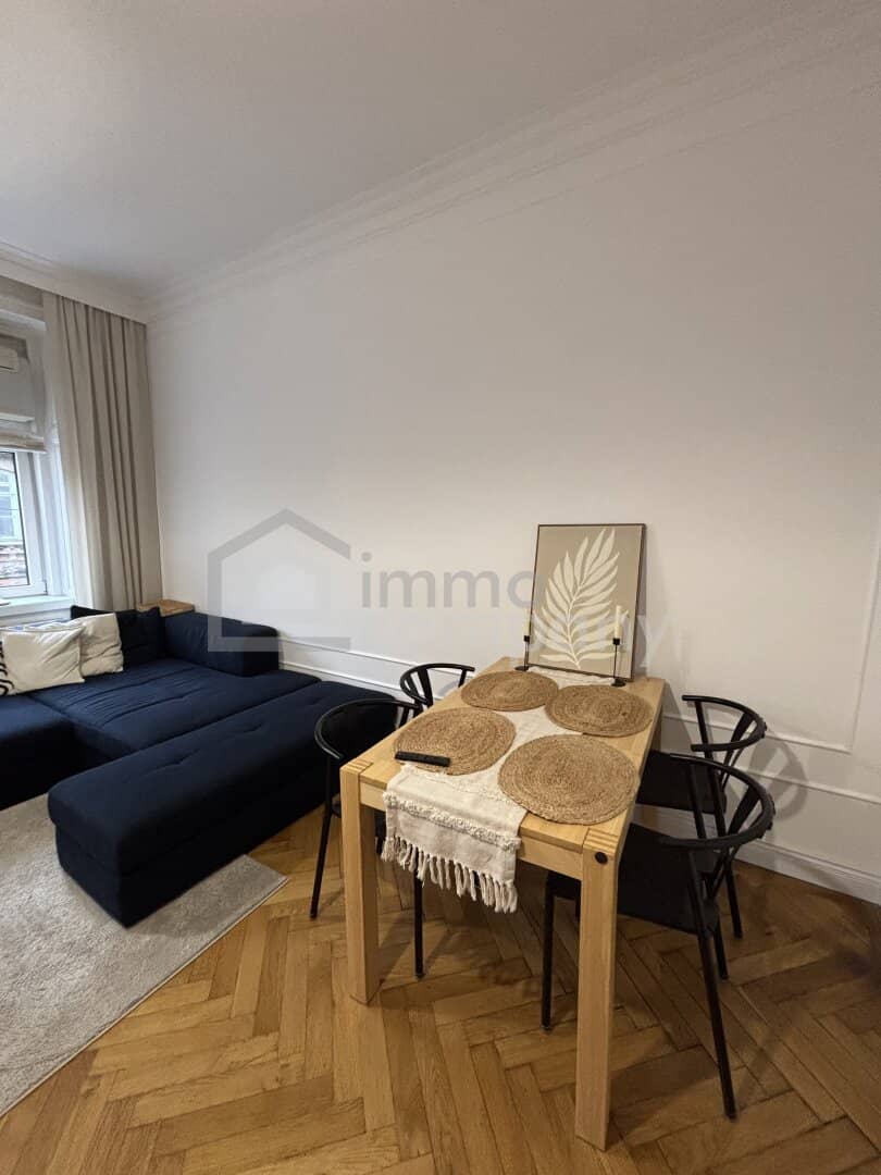 Renovated period apartment with herringbone parquet and fitted kitchen near Aumannplatz