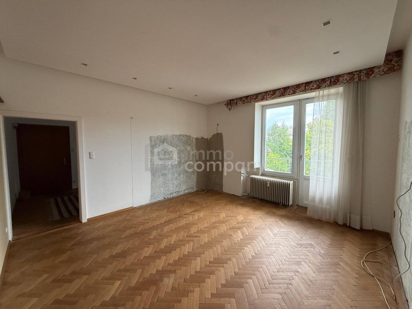 Spacious period apartment with balcony near Burggarten